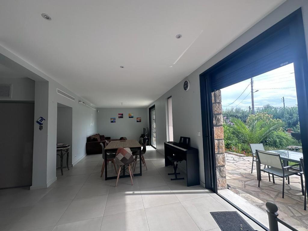 Holiday home Magnifique Bas De Entierement Independant *